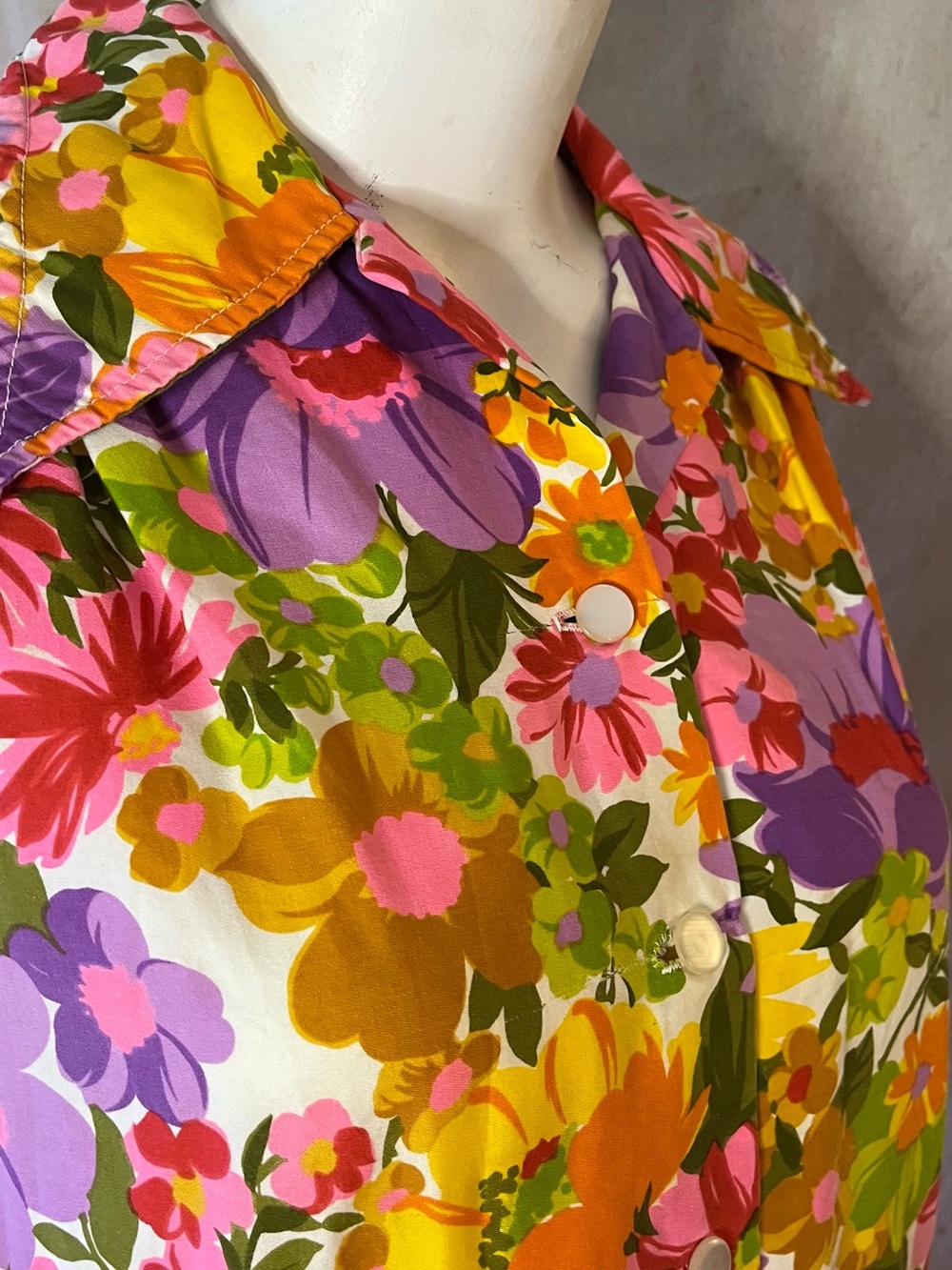 This Vintage Vibrant Floral Shift Dress with collar  in size L